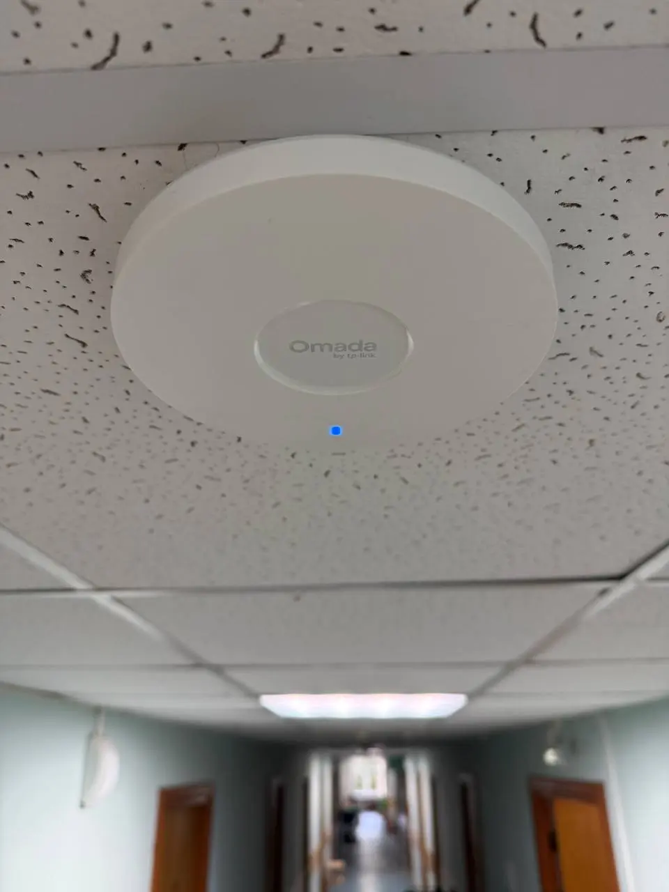 Потолочная точка доступа TP-Link Omada EAP613 в коридоре общежития